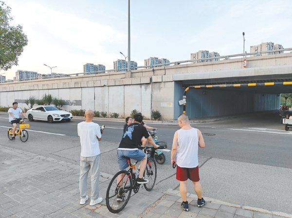 炒股票配资 规划已久迟迟未开工、竣工时间将至仍未建成，这俩人行天桥建得有些慢